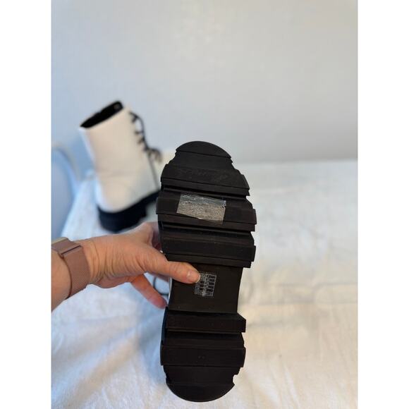 Forever Young White Combat Boots Size 7 | Faux Leather Zip & Lace - Picture 6 of 7